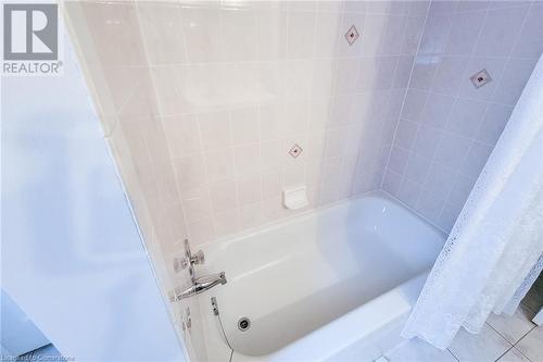 31 Foxmeadow Drive, Hamilton, ON - Indoor Photo Showing Bathroom