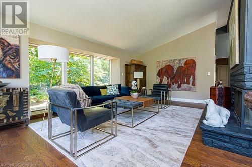 858 Montgomery Drive, Ancaster, ON - Indoor Photo Showing Living Room