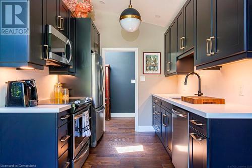 858 Montgomery Drive, Ancaster, ON - Indoor Photo Showing Kitchen With Upgraded Kitchen