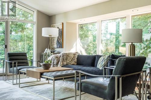 858 Montgomery Drive, Ancaster, ON - Indoor Photo Showing Living Room