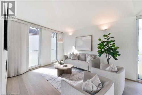 1427 Birch Avenue, Burlington, ON - Indoor Photo Showing Living Room