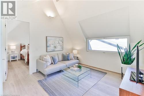 1427 Birch Avenue, Burlington, ON - Indoor Photo Showing Living Room