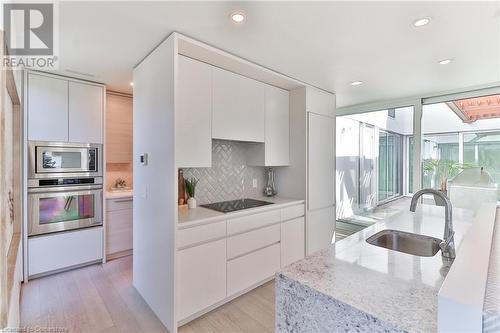 1427 Birch Avenue, Burlington, ON - Indoor Photo Showing Kitchen With Upgraded Kitchen