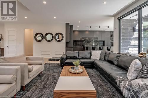 185 Valleyview Drive, Ancaster, ON - Indoor Photo Showing Living Room