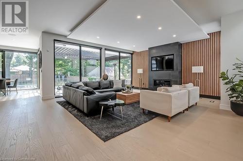 185 Valleyview Drive, Ancaster, ON - Indoor Photo Showing Living Room