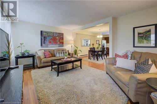 95 Fonthill Road Unit# 4, Hamilton, ON - Indoor Photo Showing Living Room