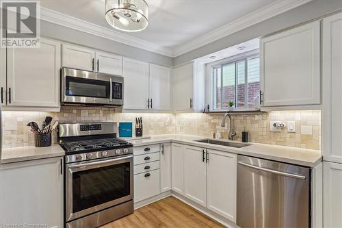 9 Newell Court, Hamilton, ON - Indoor Photo Showing Kitchen With Upgraded Kitchen