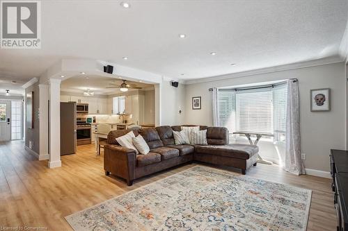 9 Newell Court, Hamilton, ON - Indoor Photo Showing Living Room