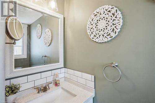 9 Newell Court, Hamilton, ON - Indoor Photo Showing Bathroom