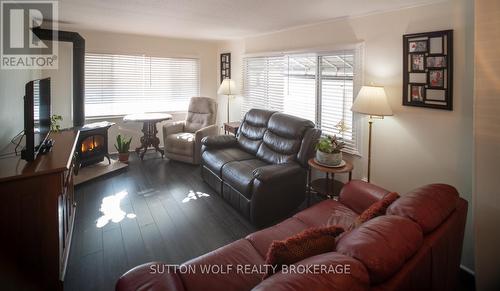 477 Richard Crescent, Strathroy-Caradoc (Sw), ON - Indoor Photo Showing Living Room