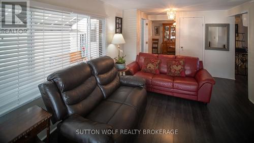 477 Richard Crescent, Strathroy-Caradoc (Sw), ON - Indoor Photo Showing Living Room