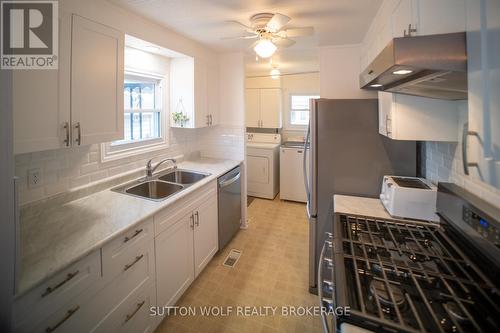 477 Richard Crescent, Strathroy-Caradoc (Sw), ON - Indoor Photo Showing Kitchen With Double Sink