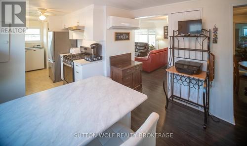 477 Richard Crescent, Strathroy-Caradoc (Sw), ON - Indoor Photo Showing Kitchen