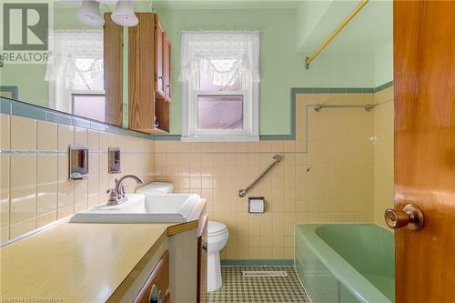 139 Tragina Avenue S, Hamilton, ON - Indoor Photo Showing Bathroom