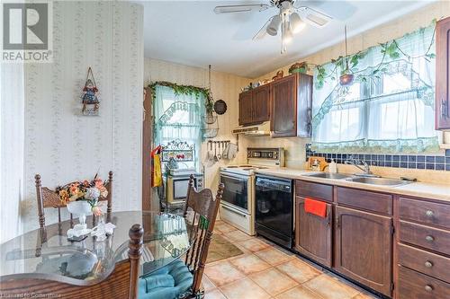 5473 Hillsdale Avenue, Niagara Falls, ON - Indoor Photo Showing Kitchen With Double Sink