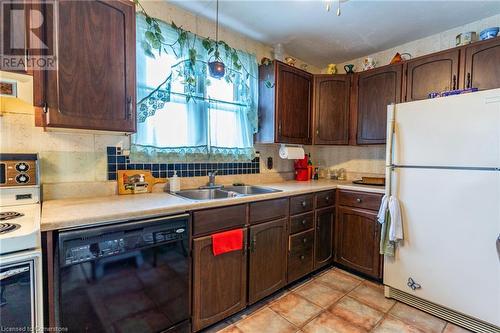 5473 Hillsdale Avenue, Niagara Falls, ON - Indoor Photo Showing Kitchen With Double Sink