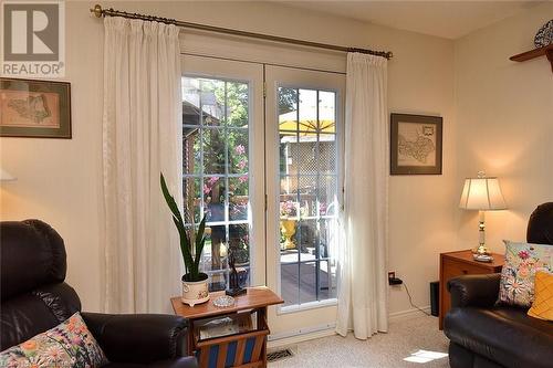 8 Lennard Crescent, Dundas, ON - Indoor Photo Showing Living Room