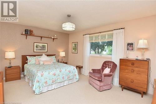 8 Lennard Crescent, Dundas, ON - Indoor Photo Showing Bedroom