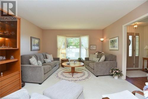 8 Lennard Crescent, Dundas, ON - Indoor Photo Showing Living Room