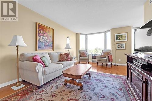 180 Limeridge Road W Unit# 702, Hamilton, ON - Indoor Photo Showing Living Room