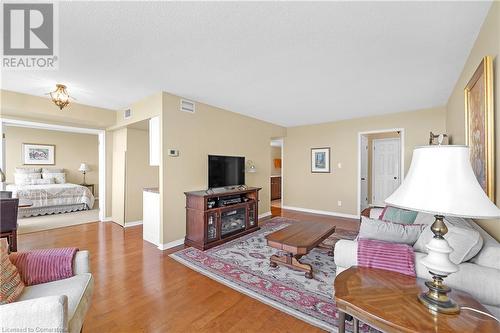 180 Limeridge Road W Unit# 702, Hamilton, ON - Indoor Photo Showing Living Room