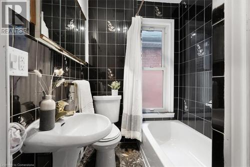 31 William Street, Hamilton, ON - Indoor Photo Showing Bathroom