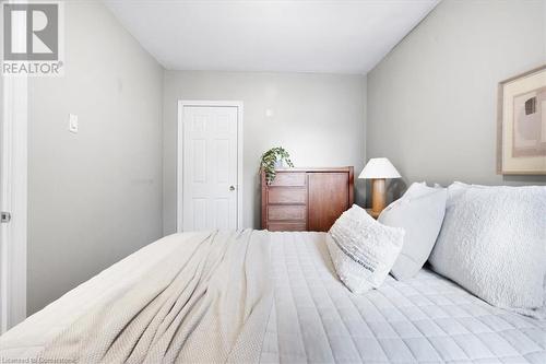 31 William Street, Hamilton, ON - Indoor Photo Showing Bedroom