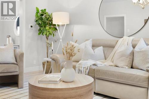 31 William Street, Hamilton, ON - Indoor Photo Showing Living Room