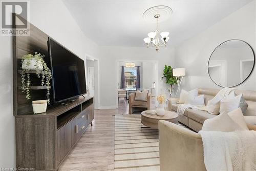 31 William Street, Hamilton, ON - Indoor Photo Showing Living Room