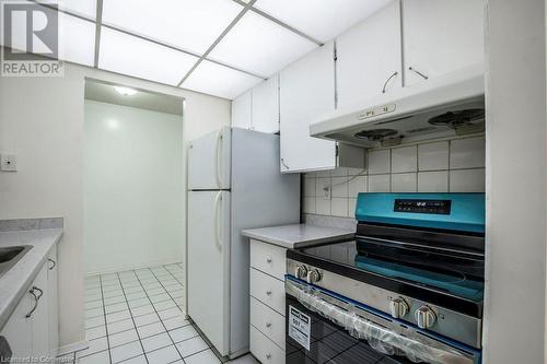 4 Lisa Street Unit# 712, Brampton, ON - Indoor Photo Showing Kitchen