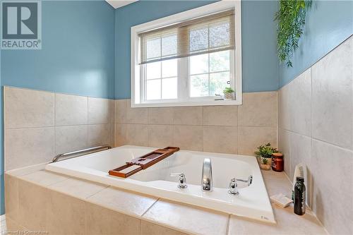 42 Hansford Drive, Brantford, ON - Indoor Photo Showing Bathroom