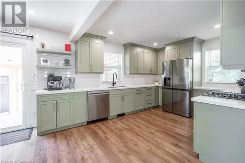 1040 Cedarwood Place, Burlington, ON - Indoor Photo Showing Kitchen With Upgraded Kitchen