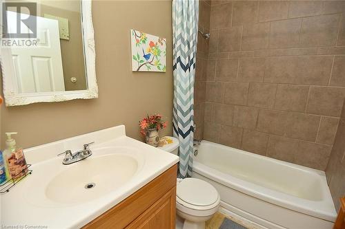 33 Fielding Crescent, Hamilton, ON - Indoor Photo Showing Bathroom