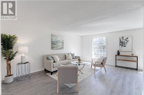 28 Cartier Drive, Thorold, ON - Indoor Photo Showing Living Room