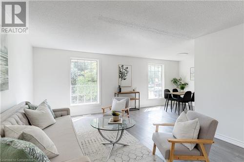 28 Cartier Drive, Thorold, ON - Indoor Photo Showing Living Room