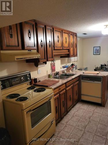 4239 Rockwood Road, Mississauga, ON - Indoor Photo Showing Kitchen With Double Sink