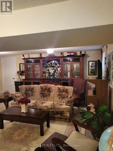 4239 Rockwood Road, Mississauga, ON - Indoor Photo Showing Living Room