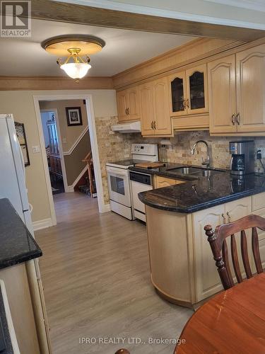 4239 Rockwood Road, Mississauga, ON - Indoor Photo Showing Kitchen With Double Sink