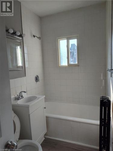 821 Main Street E Unit# 11, Hamilton, ON - Indoor Photo Showing Bathroom