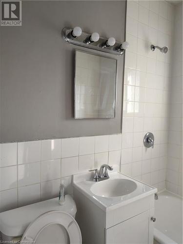 821 Main Street E Unit# 11, Hamilton, ON - Indoor Photo Showing Bathroom