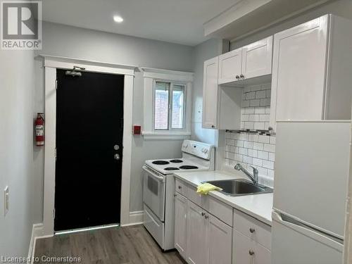 821 Main Street E Unit# 11, Hamilton, ON - Indoor Photo Showing Kitchen