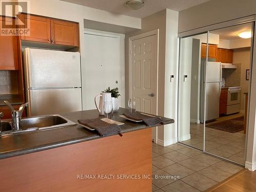 718 - 3880 Duke Of York Boulevard, Mississauga (City Centre), ON - Indoor Photo Showing Kitchen