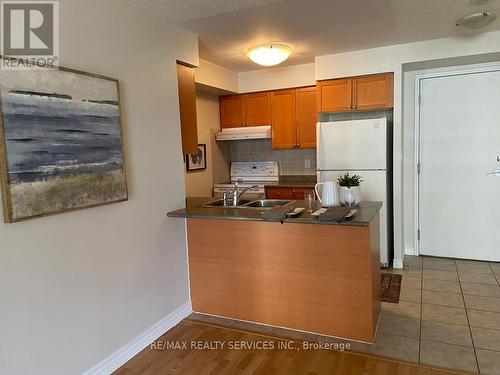 718 - 3880 Duke Of York Boulevard, Mississauga (City Centre), ON - Indoor Photo Showing Kitchen With Double Sink