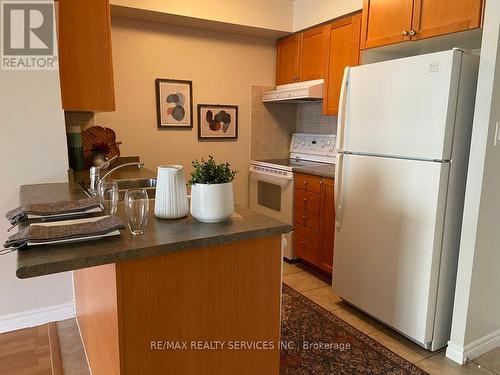 718 - 3880 Duke Of York Boulevard, Mississauga (City Centre), ON - Indoor Photo Showing Kitchen