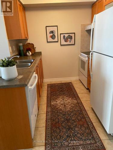 718 - 3880 Duke Of York Boulevard, Mississauga (City Centre), ON - Indoor Photo Showing Kitchen With Double Sink