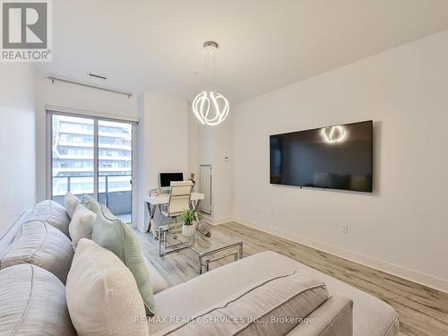 542 - 20 Shore Breeze Drive, Toronto, ON - Indoor Photo Showing Living Room