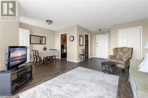 200 Limeridge Road W Unit# 604, Hamilton, ON - Indoor Photo Showing Living Room