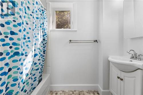 394 Cope Street, Hamilton, ON - Indoor Photo Showing Bathroom