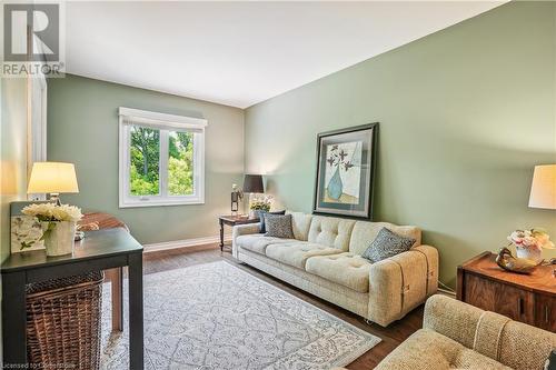 1650 Kerns Road, Burlington, ON - Indoor Photo Showing Living Room