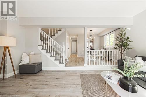 12 Naples Court, Thorold, ON - Indoor Photo Showing Living Room